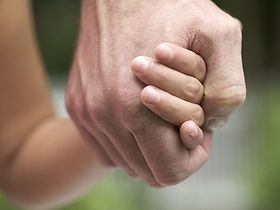 Vater mit Kind an der Hand