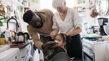 Junges Paar mit krankem Kind in der Küche