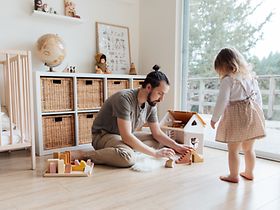 Vater spielt mit Tochter