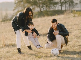 Vater und Mutter mit Kind