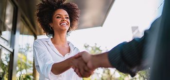 Verhandlung Handschlag Frau Businessmann Gebäude