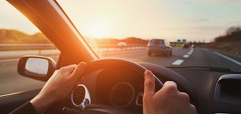 Verkehrsrecht_hinter_Steuer_auf_Autobahn