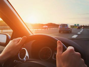 Verkehrsrecht_hinter_Steuer_auf_Autobahn