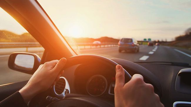 Verkehrsrecht_hinter_Steuer_auf_Autobahn