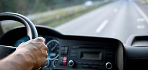 Verkehrsrecht_hinter_Steuer_LKW_Autobahn