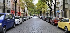 Verkehrsrecht_Wohnstraße_mit_Bäumen_und_Autos