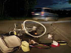 Verkehrsunfall, nachts, angefahrenes Fahrrad