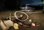 Verkehrsunfall, nachts, angefahrenes Fahrrad