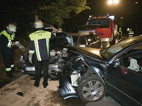Verkehrsunfall, nachts, Feuerwehr im Einsatz