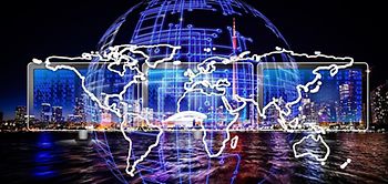 Vernetzte Welt mit Tablets im Hintergrund Skyline_pixabay
