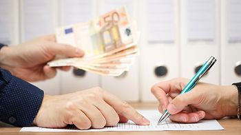 Vertrag Geld Bargeld Unterschrift Männer