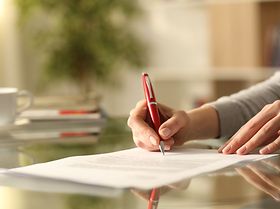 Vertrag Vertragsunterzeichnung Frau Papier Stift