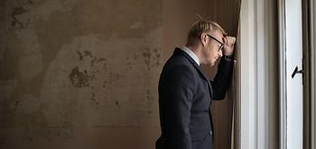 Verzweifelt Mann Unternehmer nahe Fenster