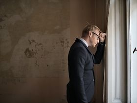 Verzweifelt Mann Unternehmer nahe Fenster