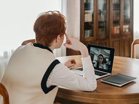 Videocall zwischen zwei Mitarbeitern