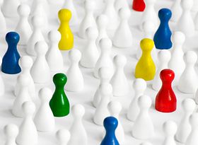 viele weiße Spielfiguren, einige farbige