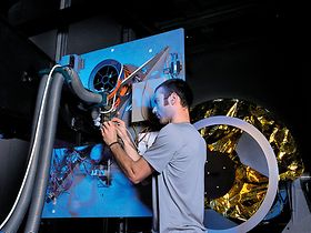 Virtuelle Realität, Ingenieur bei Entwicklung eines Roboterarms