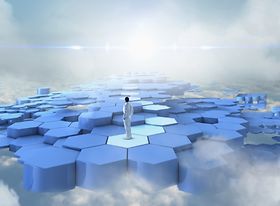 Virtuelle Realität Mann steht auf Netz aus Waben in Himmel und Wo