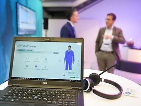 Virtuelles Meeting Laptop Männer im Hintergrund