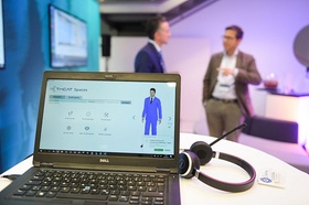 Virtuelles Meeting Laptop Männer im Hintergrund