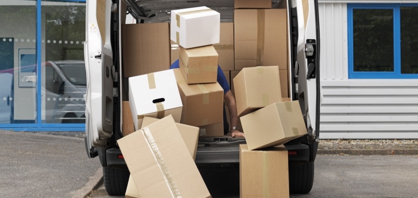 Voll beladener Umzugswagen aus dem Kartons fallen