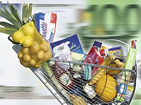 Voller Einkaufswagen, Euroschein im Hgr., Bewegung