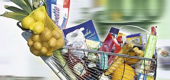 Voller Einkaufswagen, Euroschein im Hgr., Bewegung