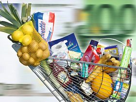 Voller Einkaufswagen, Euroschein im Hgr., Bewegung