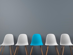 Fachkräftemangel Bewerbung Vorstellungsgespräch 5 leere Stühle auf Flur