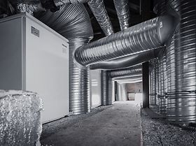 Wärmepumpe auf dem Dachboden