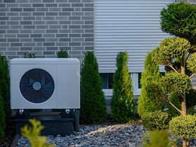 Wärmepumpe Garten Einfamilienhaus modern Wand Strauch