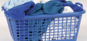 Waeschekorb aus Plastik mit Handtuechern