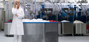 Waescherei, Frau telefoniert mit Handy