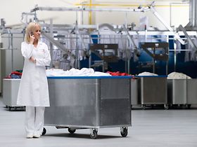 Waescherei, Frau telefoniert mit Handy