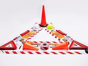 Warndreieck gelegt aus Warnsymbolen