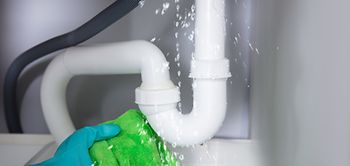 Wasser tropft aus Abflussrohr