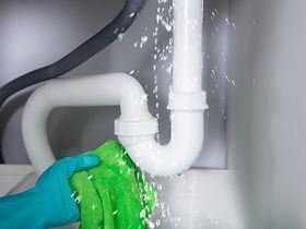 Wasser tropft aus Abflussrohr