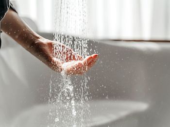 Wasser Dusche Frau Hand Warmwasser Wasserversorgung