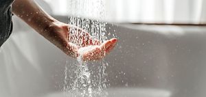 Wasser Dusche Frau Hand Warmwasser Wasserversorgung