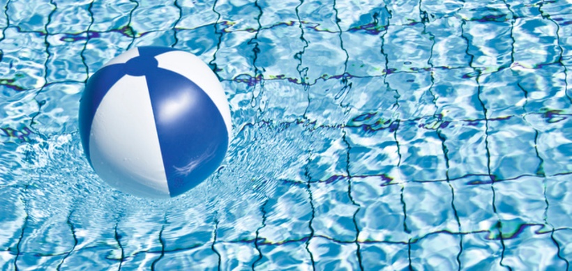 Wasserball schwimmt in Pool