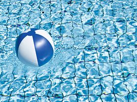 Wasserball schwimmt in Pool