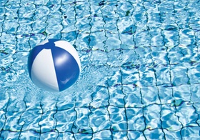 Wasserball schwimmt in Pool