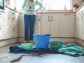 Wasserschaden Küche Eimer Wasser Tropfend