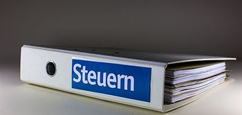 Weißer Aktenordner mit der Aufschrift Steuern