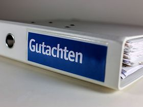 Weißer Ordner mit Aufschrift Gutachten