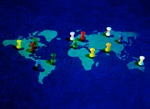 Weltkarte mit bunten Nadeln