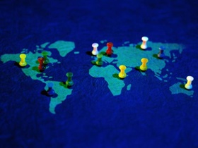 Weltkarte mit Pins als Markierung