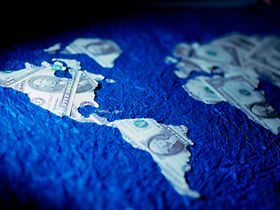 Weltkugel Amerika aus Dollarnoten