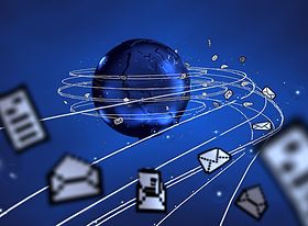 Weltkugel um die viele Briefumschläge fliegen