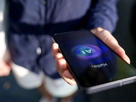 KI AI Künstliche Intelligenz Smartphone Mann Hände